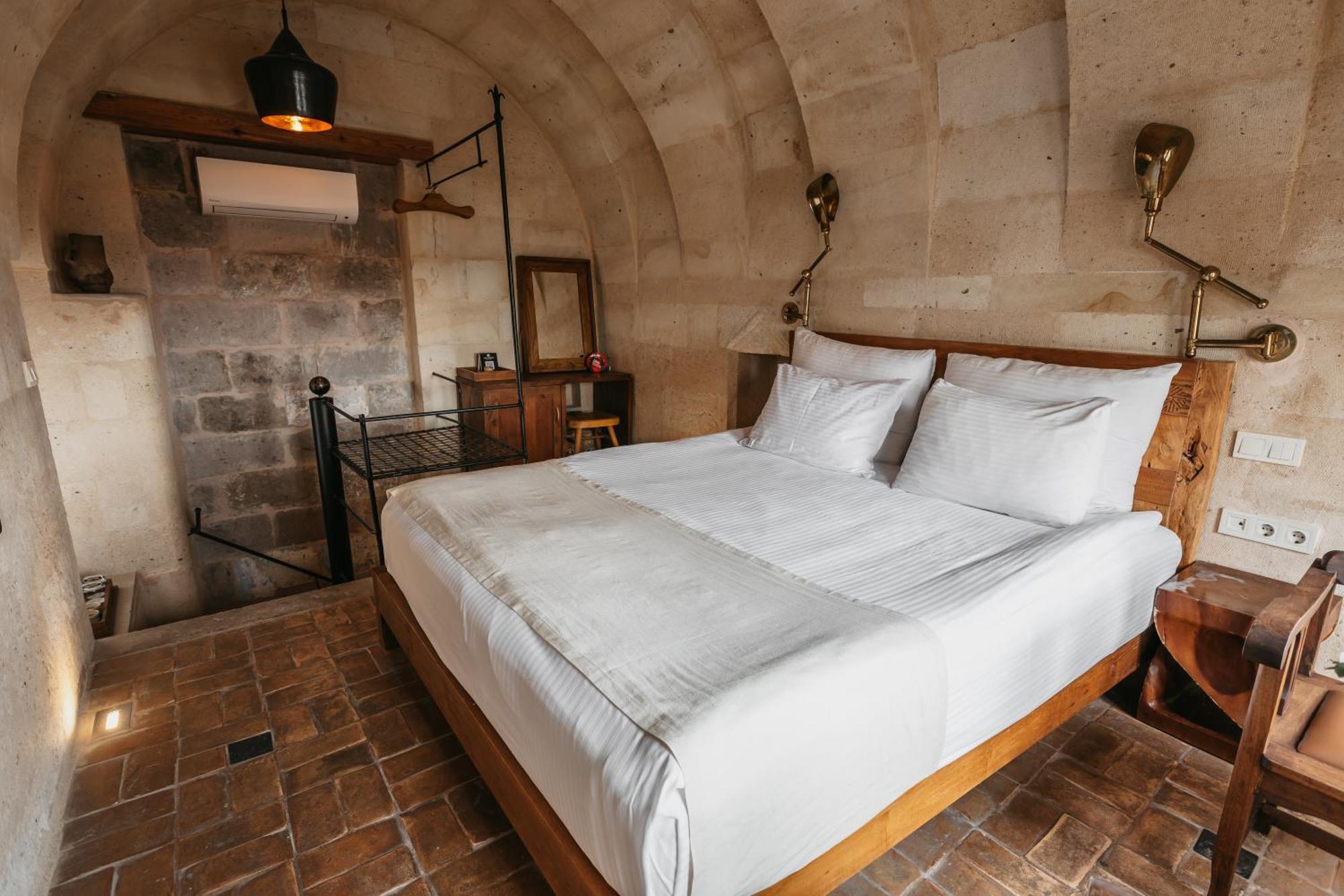 Millstone Cave Suites Hotel Учисар Экстерьер фото
