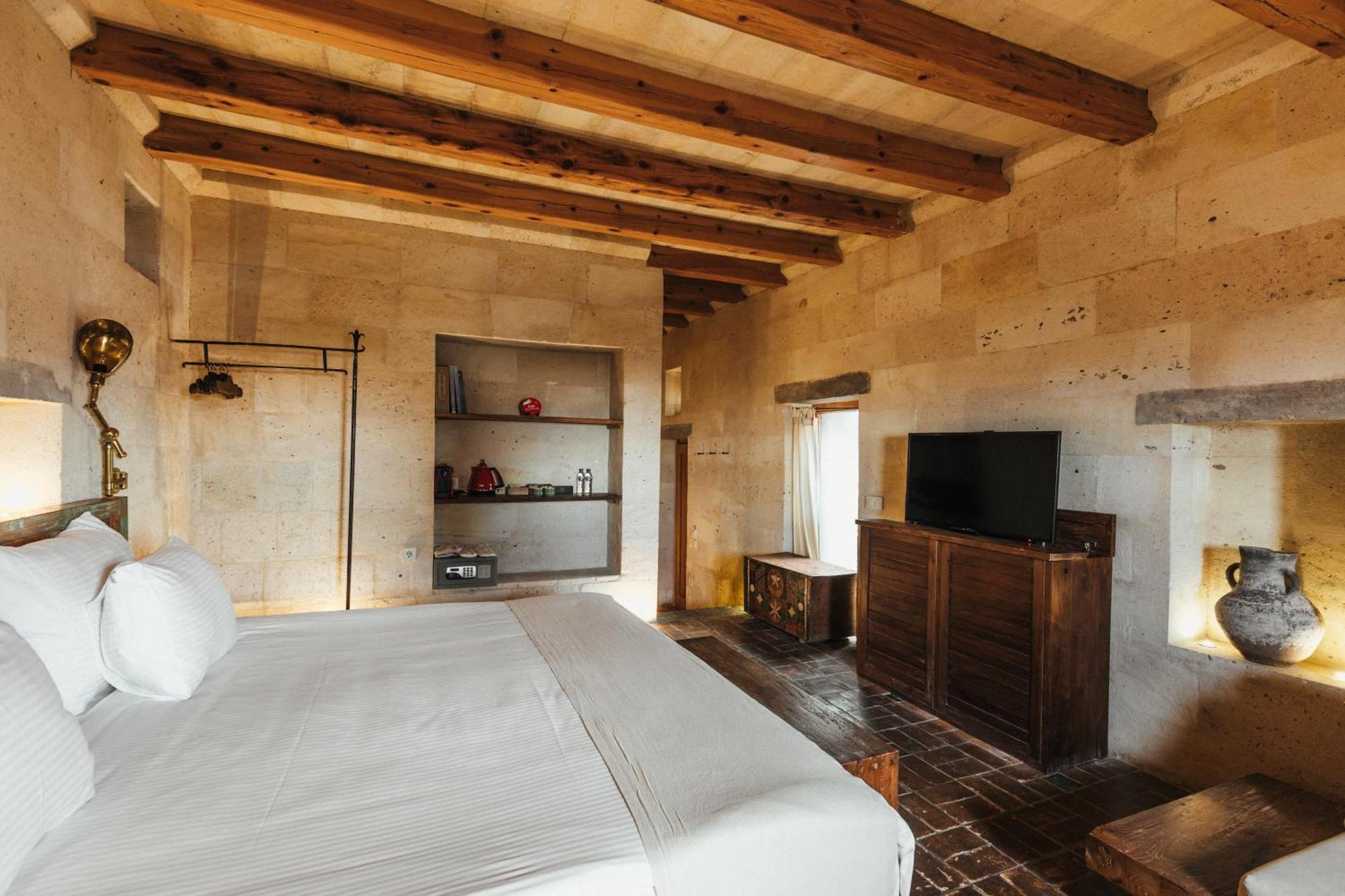 Millstone Cave Suites Hotel Учисар Экстерьер фото